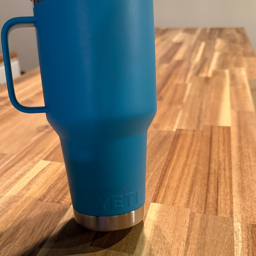 YETI Reef Blue 35oz rambler - Picture 2 of 5